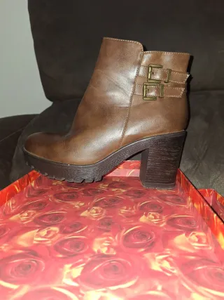 Botín marrón con hebillas