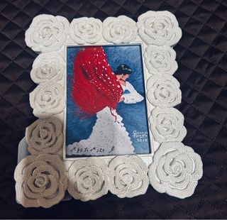 Cornice con rose bianche