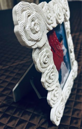 Cornice con rose bianche