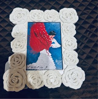 Cornice con rose bianche