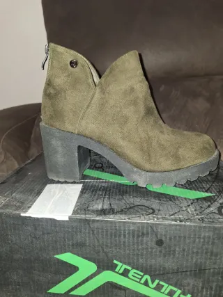 Botín verde tacón grueso