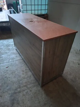 Mostrador con ruedas y cantos de acero Inoxidable.