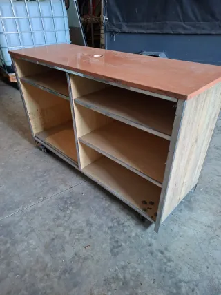 Mostrador con ruedas y cantos de acero Inoxidable.