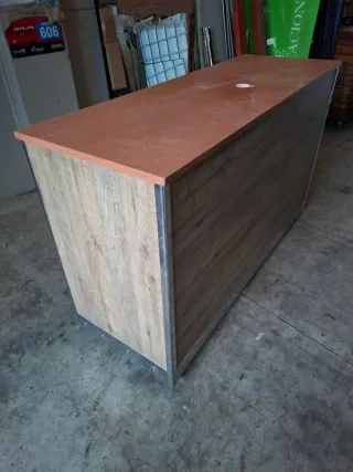 Mostrador con ruedas y cantos de acero Inoxidable.