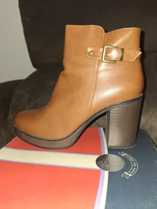 Botín tacón marrón con hebilla