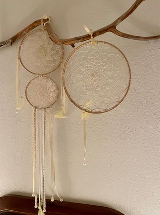 Dos atrapasueños de ganchillo