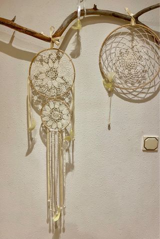 Dos atrapasueños de ganchillo