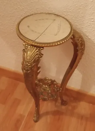 Jarrón y base de bronce estilo vintage