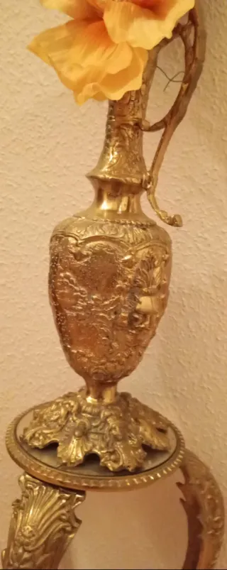 Jarrón y base de bronce estilo vintage