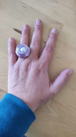 Anillo violeta ajustable con perla