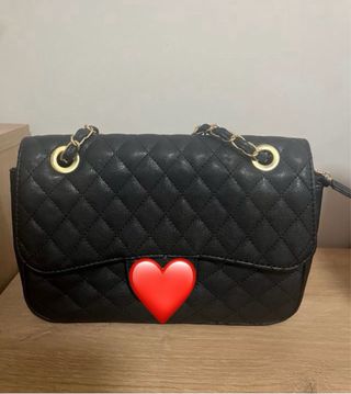 Bolso negro acolchado cadena dorada