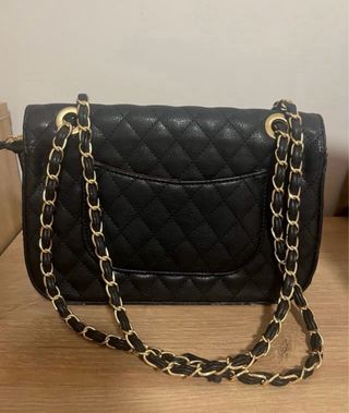 Bolso negro acolchado cadena dorada