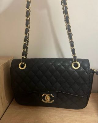 Bolso negro acolchado cadena dorada