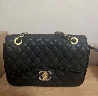 Bolso negro acolchado cadena dorada