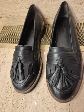 Mocasines negros con flecos y borlas