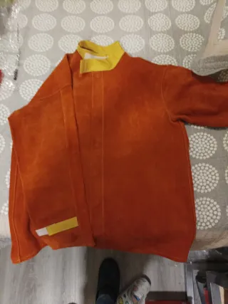 Chaqueta de soldador naranja y amarilla