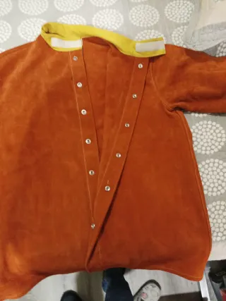 Chaqueta de soldador naranja y amarilla