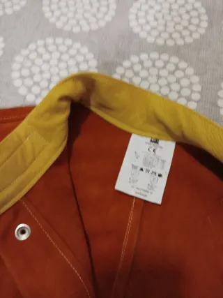 Chaqueta de soldador naranja y amarilla