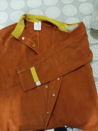 Chaqueta de soldador naranja y amarilla