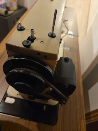 Máquina de coser Alfa c/ mueble con motor y manual