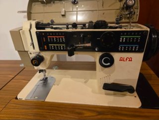 Máquina de coser Alfa c/ mueble con motor y manual