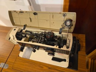 Máquina de coser Alfa c/ mueble con motor y manual