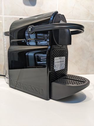 Cafetera Nespresso Inissia Negra + Regalo