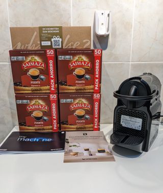 Cafetera Nespresso Inissia Negra + Regalo