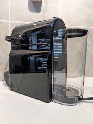 Cafetera Nespresso Inissia Negra + Regalo