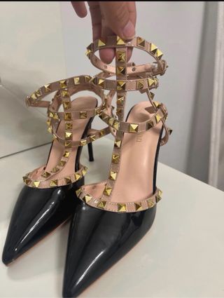 Zapatos de tacón negros y dorados