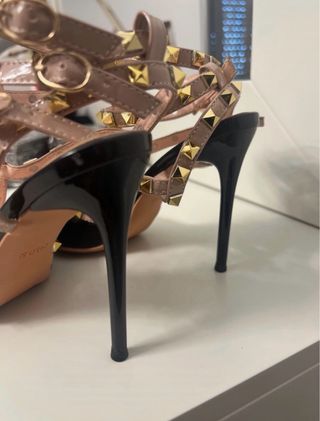 Zapatos de tacón negros y dorados