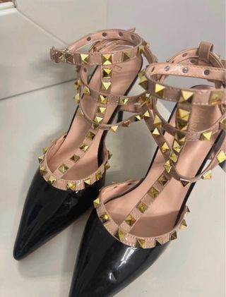 Zapatos de tacón negros y dorados