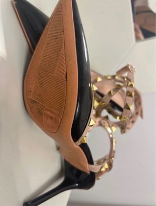 Zapatos de tacón negros y dorados