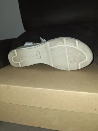 Sandalia blanca con cuña