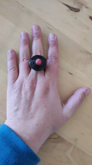 Anillo negro adaptable ligero con perla