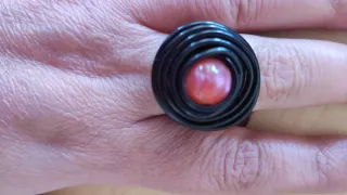 Anillo negro adaptable ligero con perla