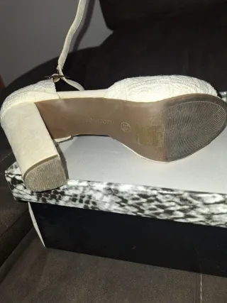 Zapato de tacón beige con encaje