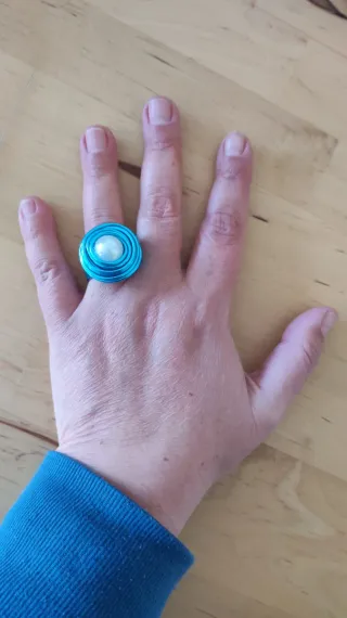 Anillo azul eléctrico con perla ajustable
