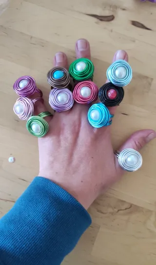 Anillo azul eléctrico con perla ajustable