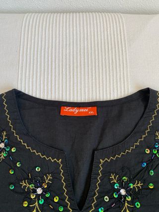 Blusa de cuello en V bordado Lady Mei