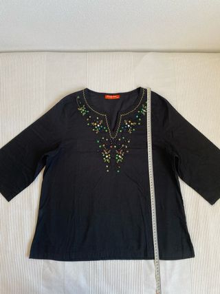 Blusa de cuello en V bordado Lady Mei