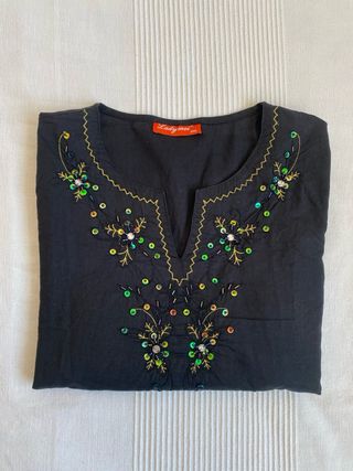 Blusa de cuello en V bordado Lady Mei