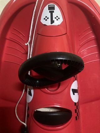 Trineo de nieve rojo con volante