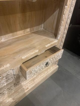 Estantería de madera de mango tallada