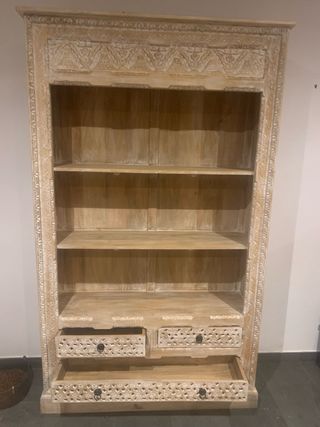 Estantería de madera de mango tallada