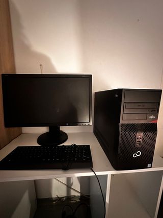 Computer desktop Fujitsu nero