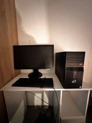 Computer desktop Fujitsu nero