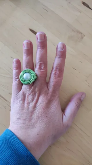 Anillo verde pastel con perla adaptable