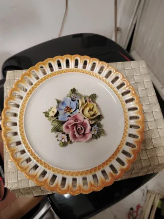 Piatto decorativo fiori in ceramica