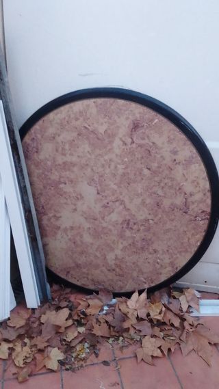 Mesa redonda de mármol